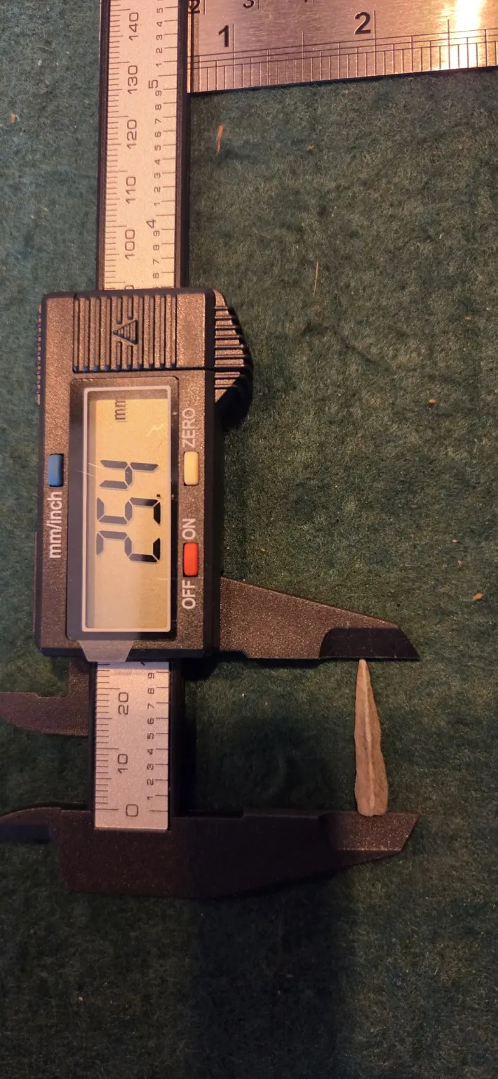 G06 — measurement photograph of actual arrowhead