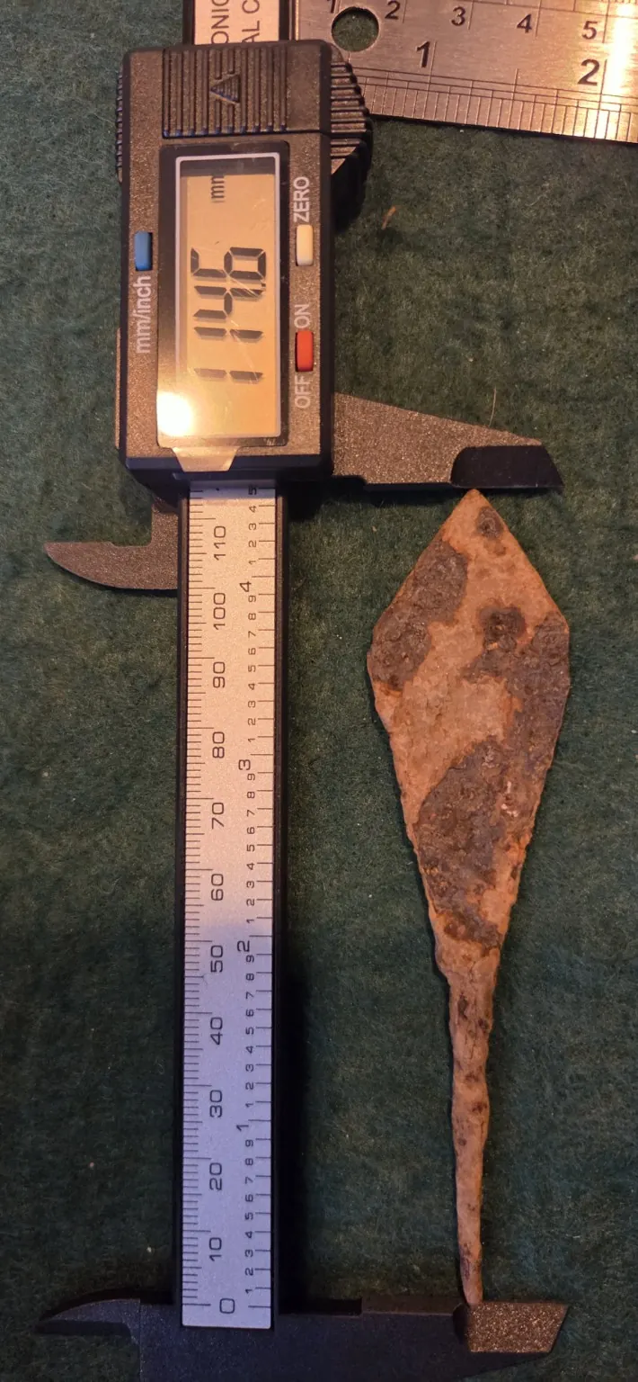 R01 — measurement photograph of actual arrowhead