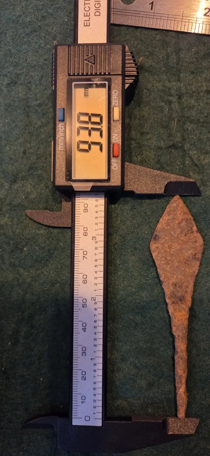 R02 — measurement photograph of actual arrowhead