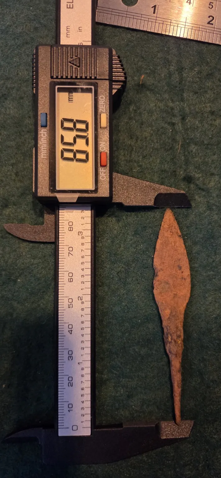 R05 — measurement photograph of actual arrowhead